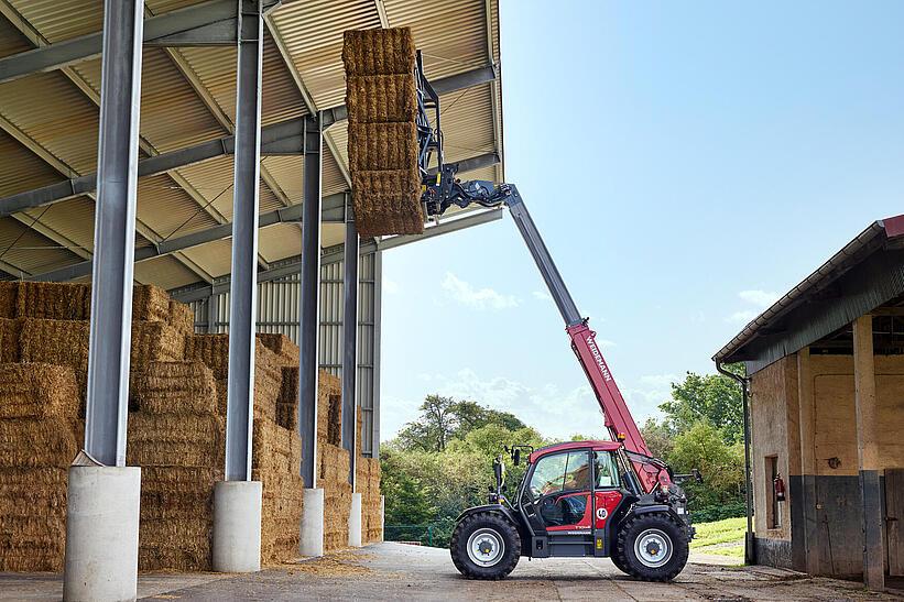 Weidemann Teleskoplader T7042 mit Ballengreifer im Einsatz