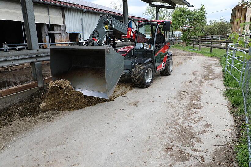 Weidemann Teleskoplader T4512e mit Leichtgutschaufel im Einsatz auf einem Pferdehof