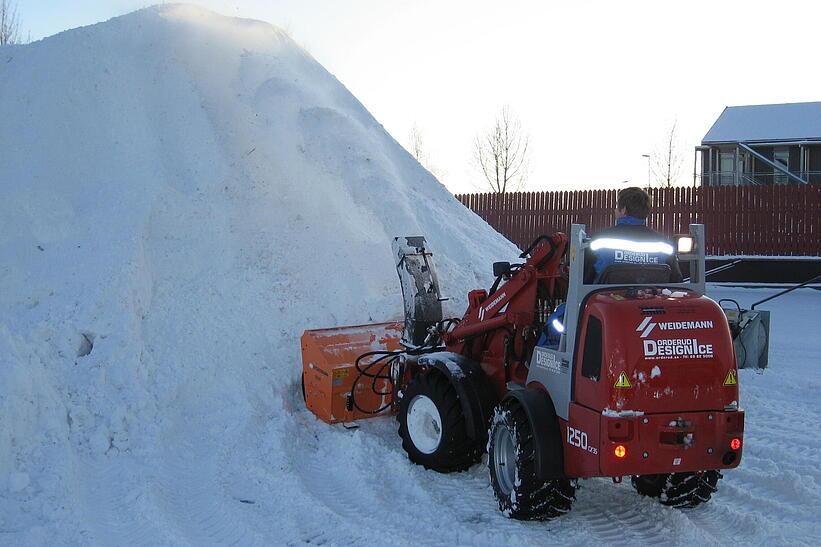 Weidemann Hoftrac 1770 im Einsatz mit einem Schneeschild bei der Schneeräumung