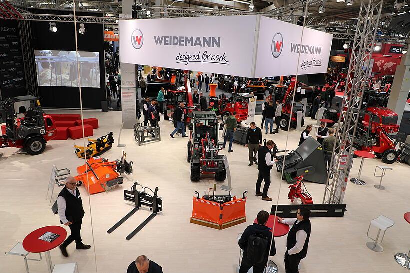 Weidemann Messestand Agritechnica 2023 mit Anbaugeräten