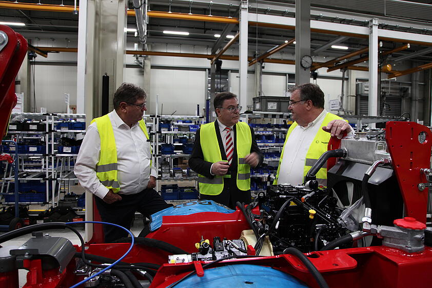 Beim Rundgang durch das Produktionswerk: Klaus Friedrich Bürgermeister Korbach, Bernd Apfelbeck Kaufmännischer Geschäftsführer Weidemann GmbH und Mark Weinmeister Regierungspräsident. 