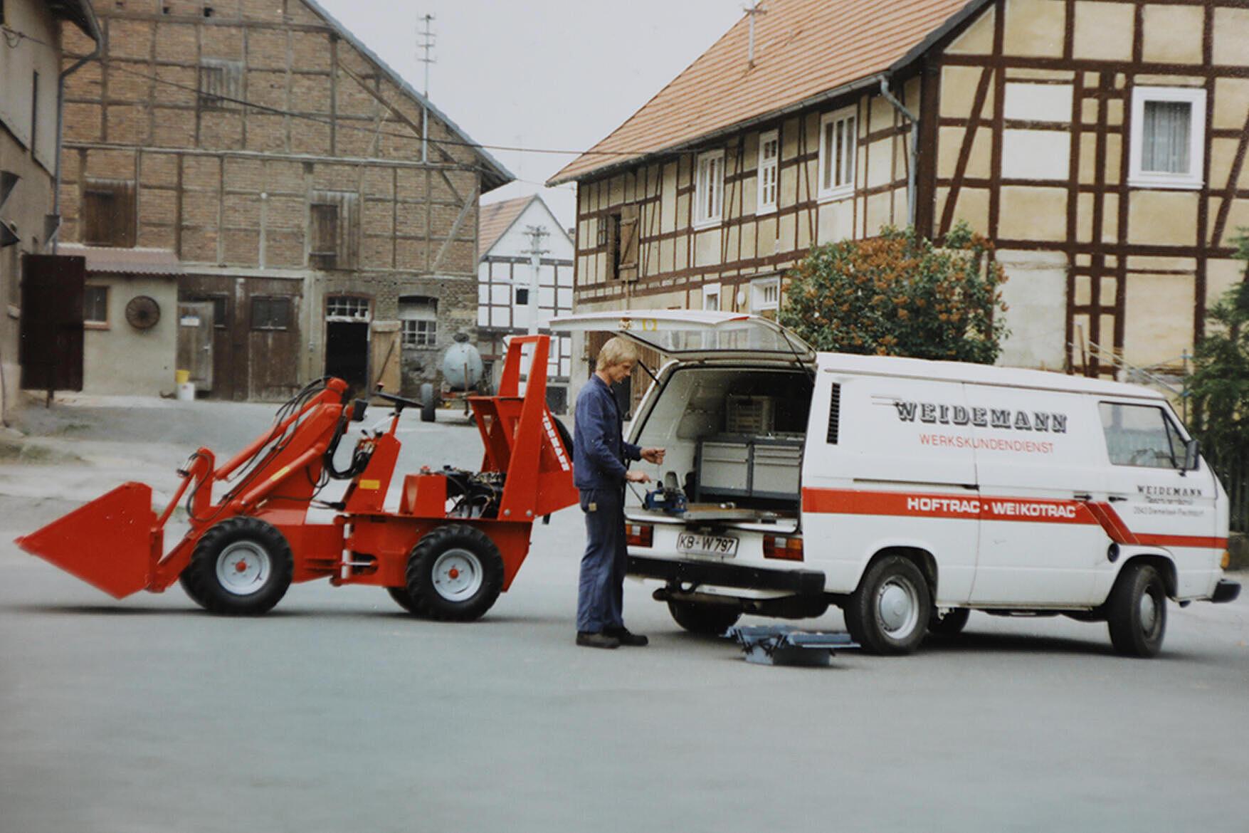 Weidemann Historienbild mit Mitarbeiter und Servicefahrzeug