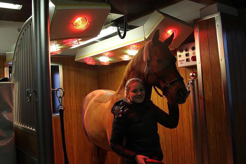 Frau mit Pferd in Stall