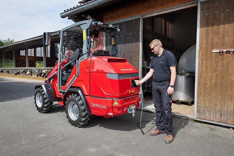 Weidemann Hoftrac 1390e mit Fahrerschutzdach im Einsatz beim Ladevorgang