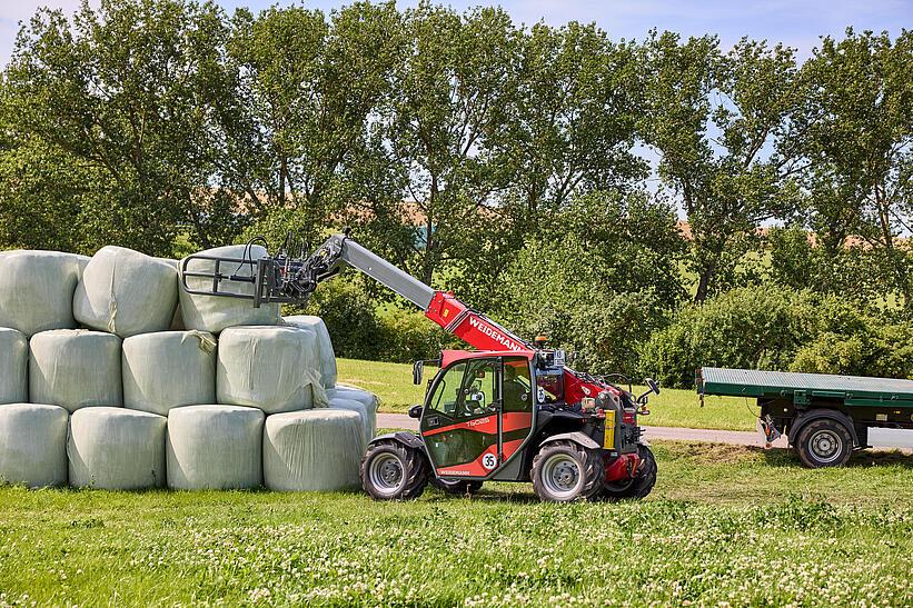 Weidemann Teleskoplader T6025 mit Ballengreifzange auf einem landwirtschaftlichen Betrieb im Einsatz