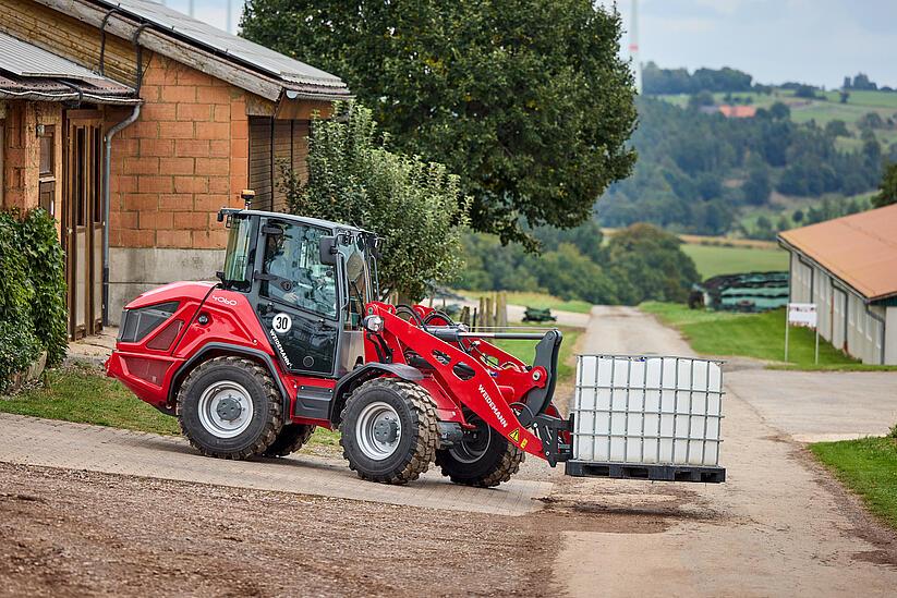 Weidemann wheel loader 4060 in studio, efficiency