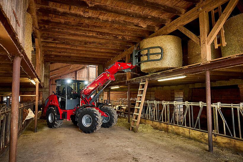 Weidemann Teleskopradlader 3060T mit Ballengreifzange auf einem landwirtschaftlichen Betrieb im Einsatz