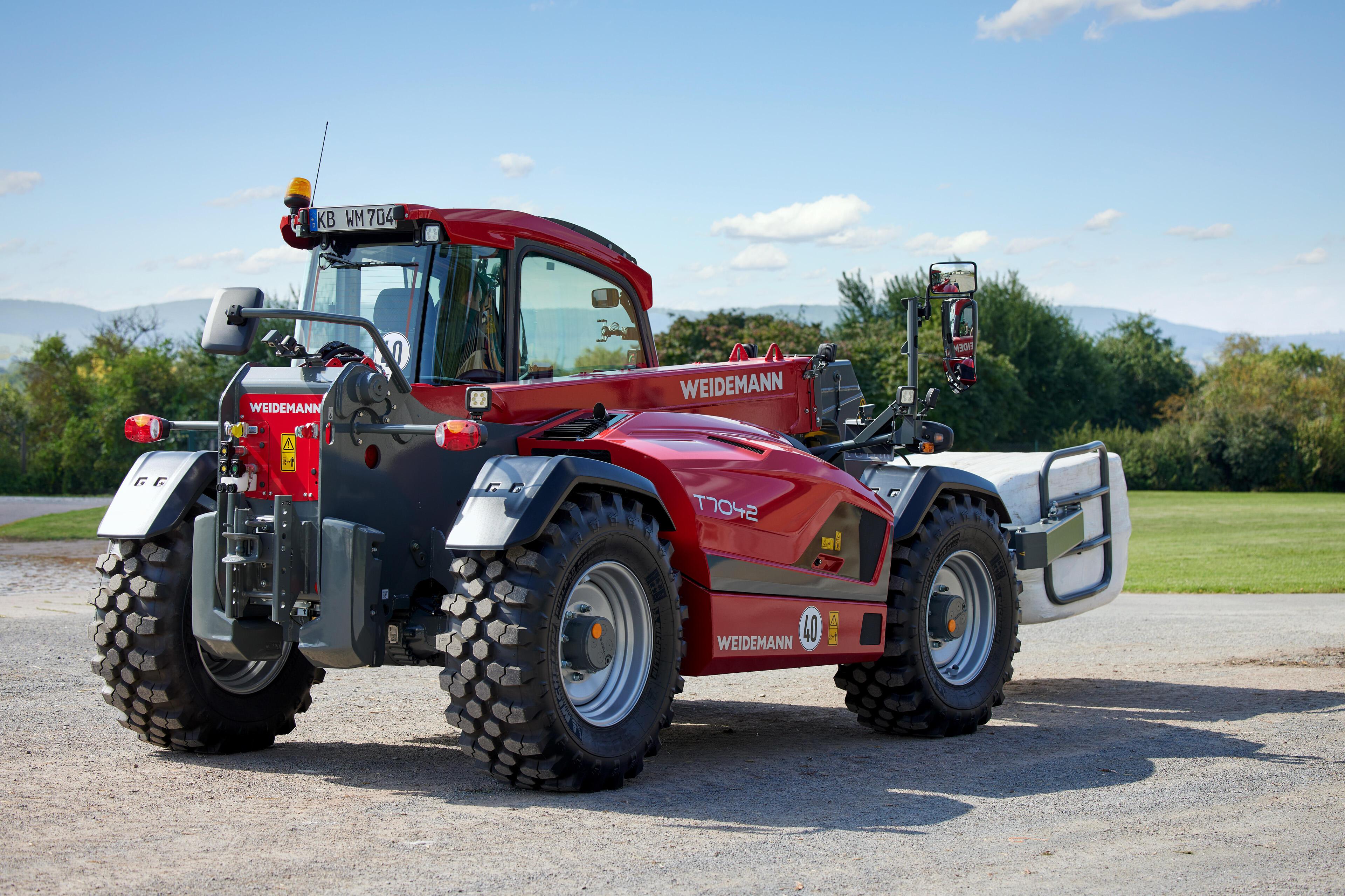 Weidemann Teleskoplader T7042 im Einsatz mit Rund- und Quaderballenzange