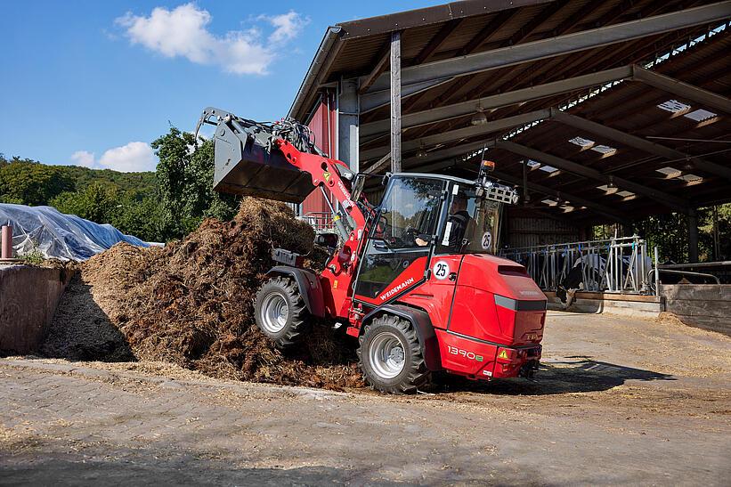 Weidemann Hoftrac 1390e mit Kabine im Einsatz mit Greischaufel