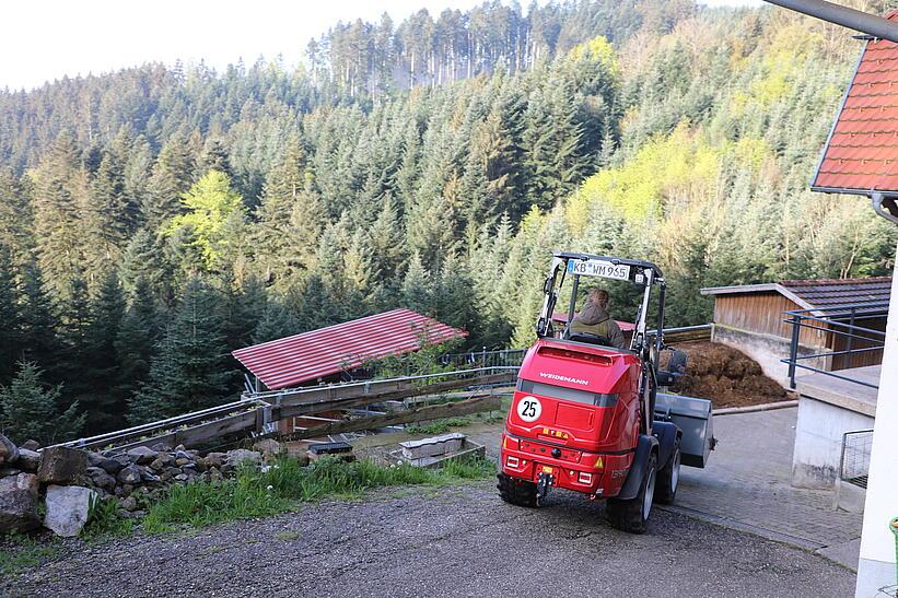 Weidemann Hoftrac 1390e im Einsatz mit Leichtgutschaufel