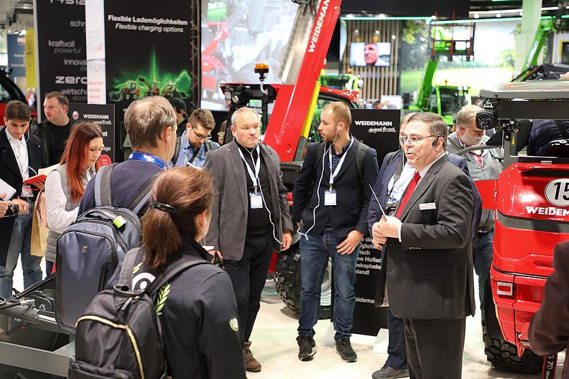 Weidemann Messestand Agritechnica 2023 mit Messebesuchern