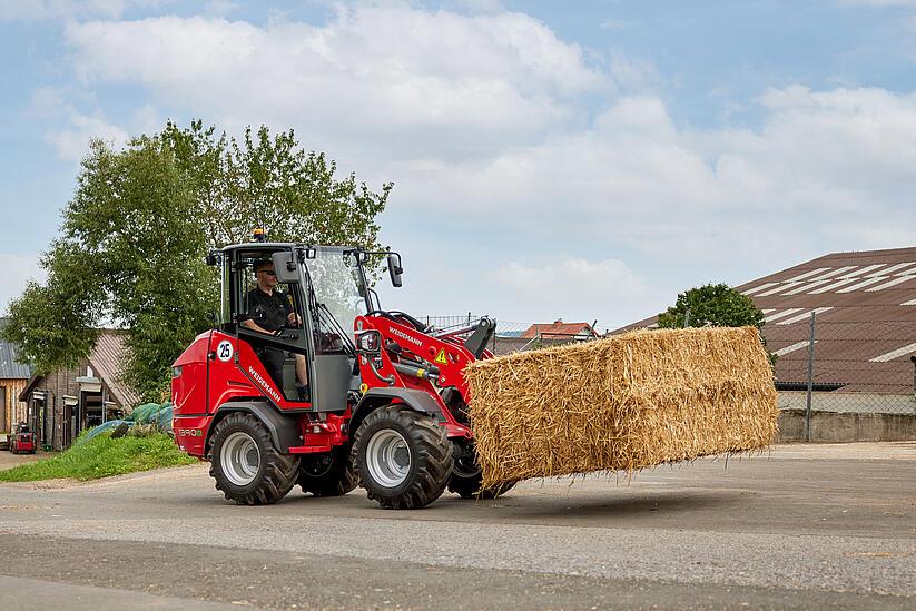 Weidemann Hoftrac 1390e with bale spike in action