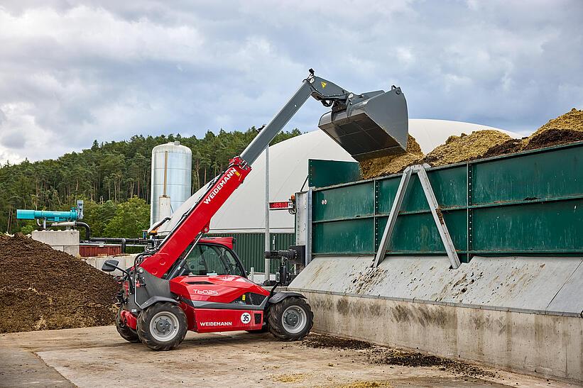 Weidemann Teleskoplader T6025 mit Leichtgutschaufel auf einem landwirtschaftlichen Betrieb im Einsatz