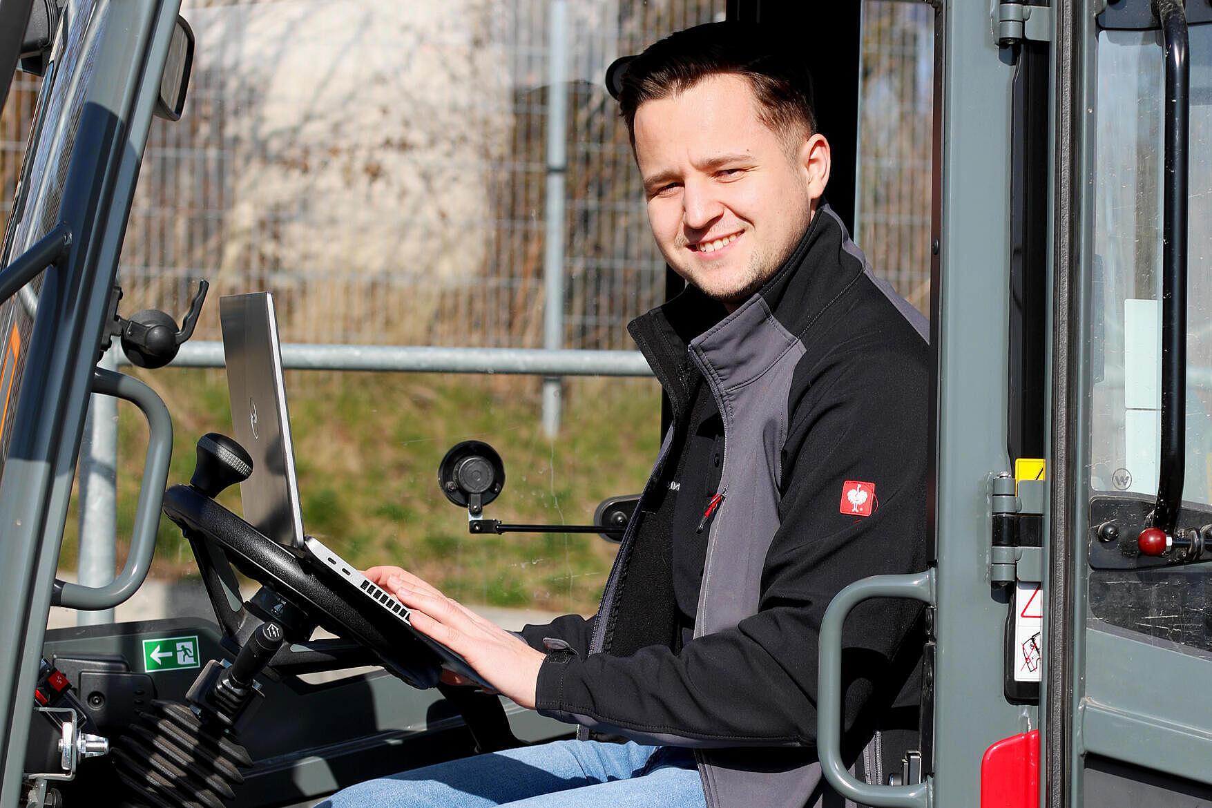 Weidemann Mitarbeiter sitzt in einer Weidemann Maschine