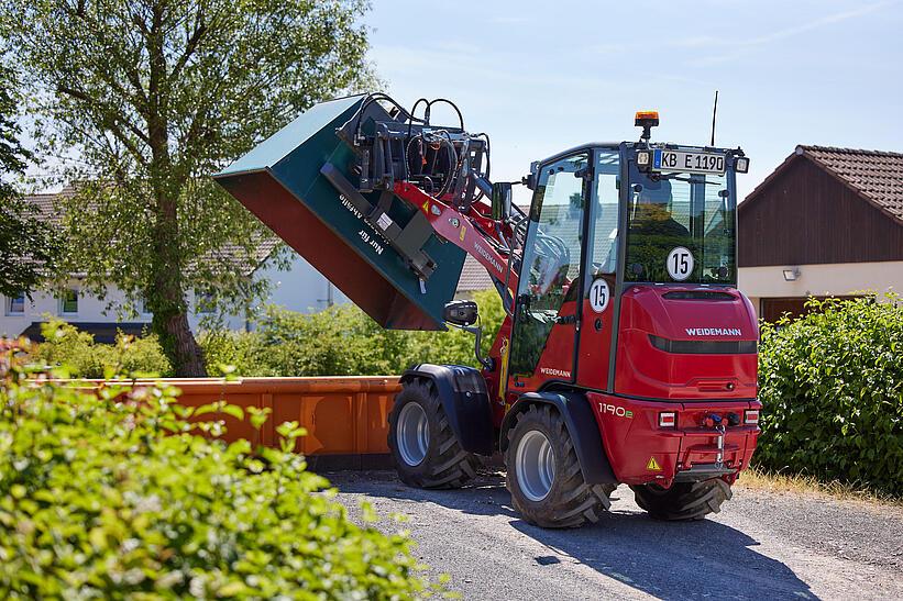 Weidemann Hoftrac 1190e mit Kabine im Einsatz mit Kistendrehgerät