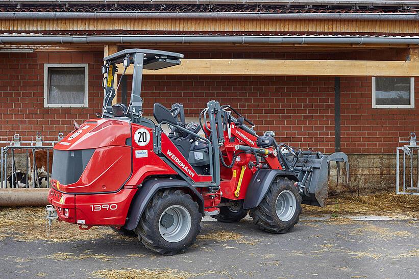 Weidemann Hoftrac 1390 halb abgeklappten Fahrerschutzdach im Einsatz