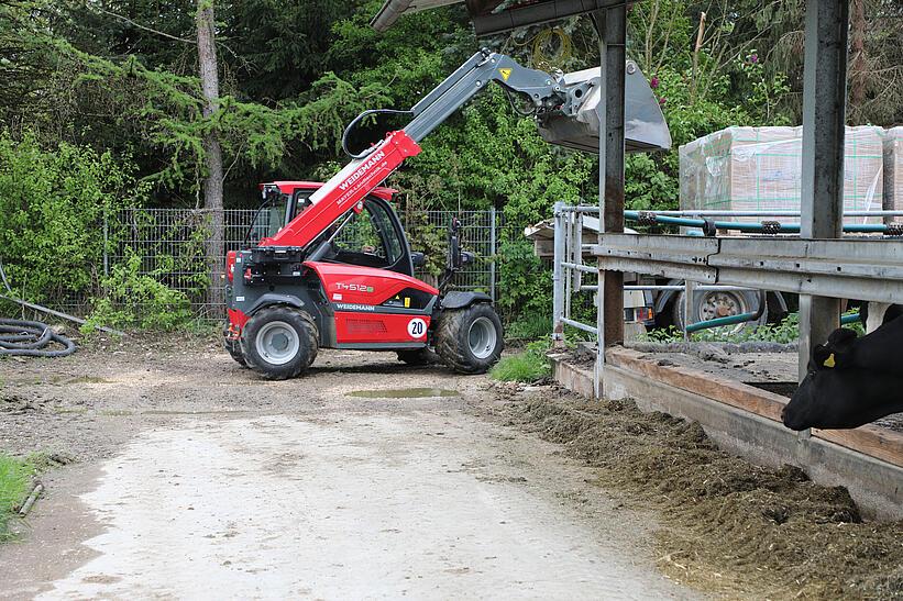 Weidemann Teleskoplader T4512e mit Leichtgutschaufel im Einsatz auf einem landwirtschaftlichen Betrieb