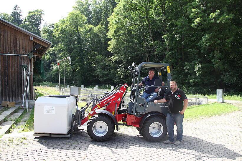 Gruppenbild, Personen mit Maschine