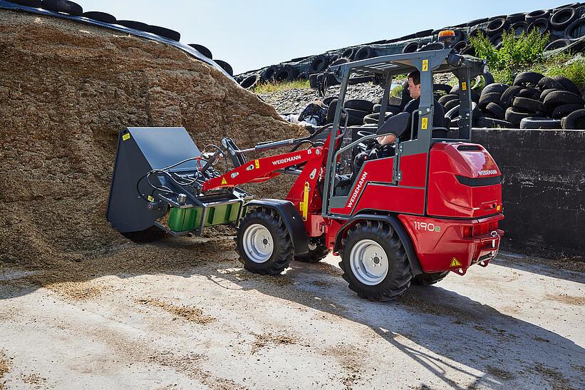 Weidemann 1190e mit Fahrerschutzdach im Einsatz mit Futterdosierschaufel