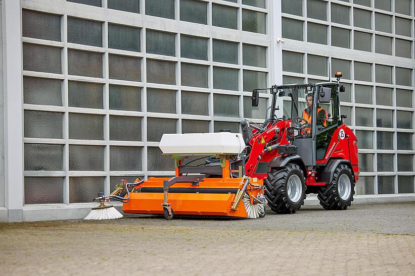 Weidemann Hoftrac 1390e im Einsatz mit Kehrmaschine