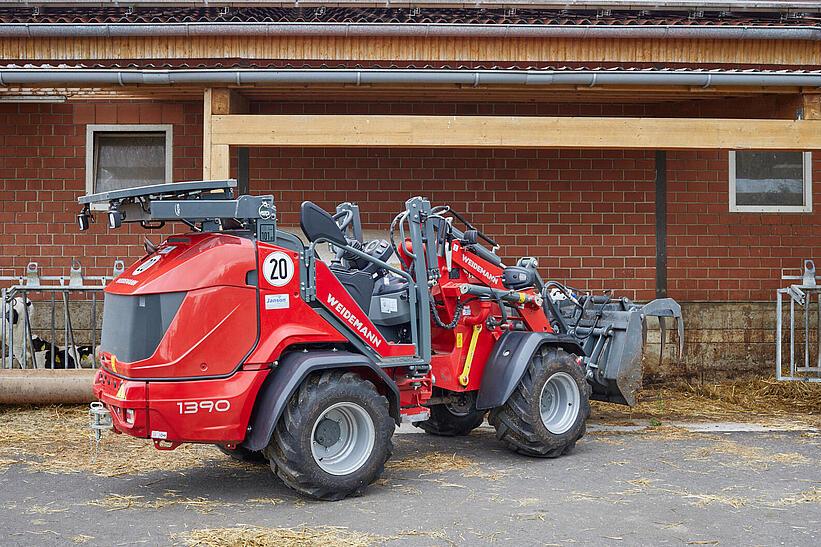 Weidemann Hoftrac 1390 mit abgeklappten Fahrerschutzdach im Einsatz