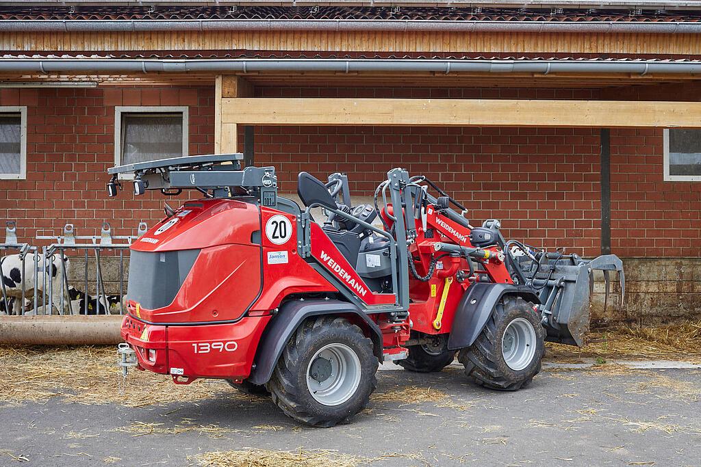 Weidemann Hoftrac 1390 mit abgeklappten Fahrerschutzdach im Einsatz