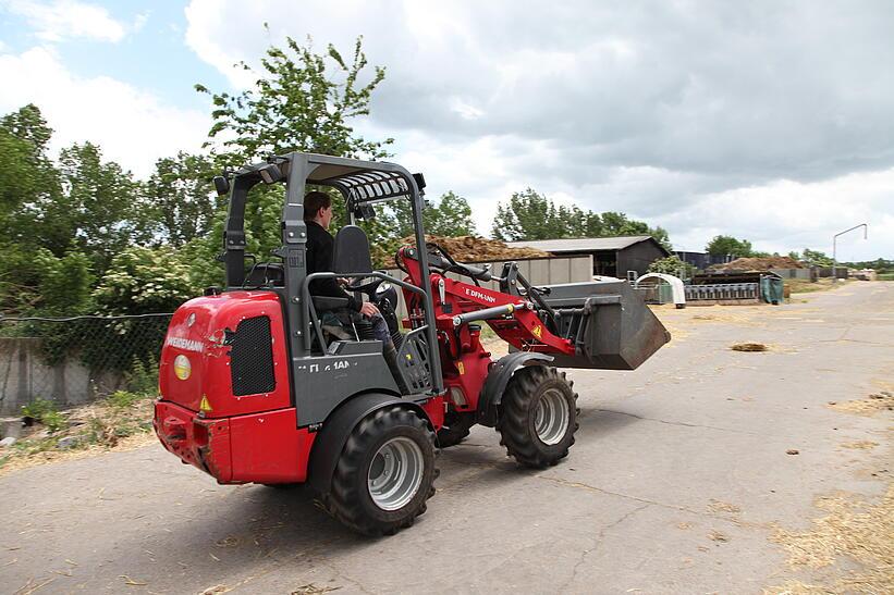 Weidemann Hoftrac 1260 mit Fahrerschutzdach im Einsatz mit Leichtgutschaufel