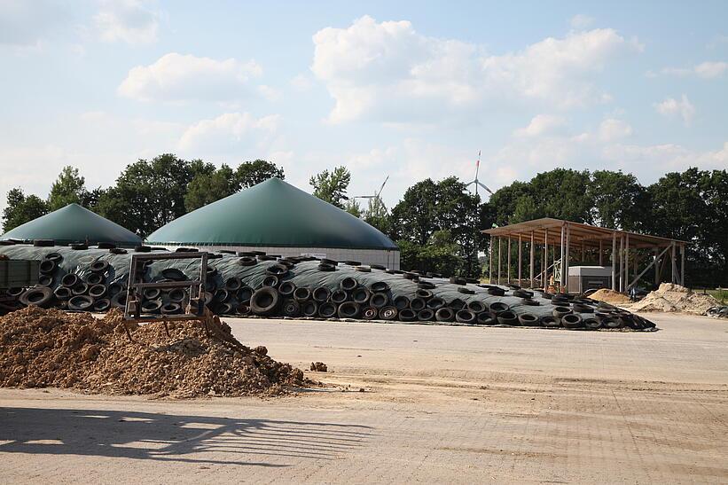 Silo und Biogasanlage