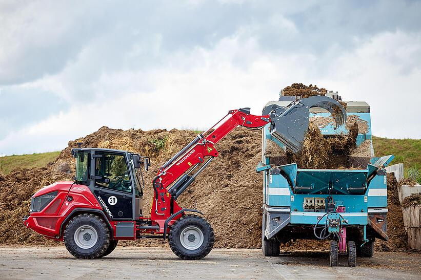 Weidemann Teleskopradlader 2060T mit Greifschaufel auf einem landwirtschaftlichen Betrieb im Einsatz