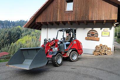 Gewinnerin vom Weidemann Hoftrac 1390e des Agritechnica Gewinnspiels