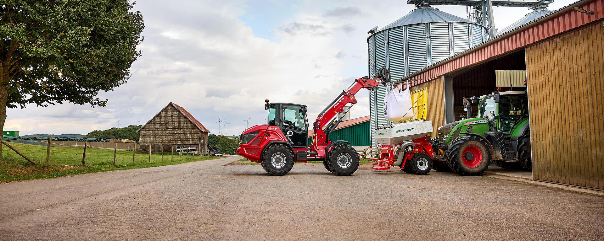 Weidemann telescopic wheel loader 3060T with pallet fork in application, Landwirtschaft