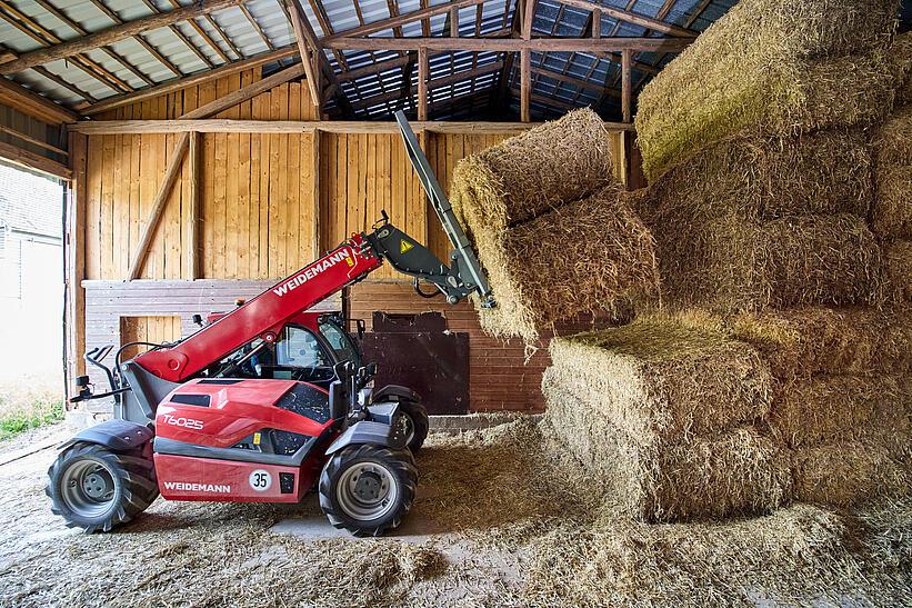 Weidemann Teleskoplader T6025 mit Ballenzange auf einem landwirtschaftlichen Betrieb im Einsatz