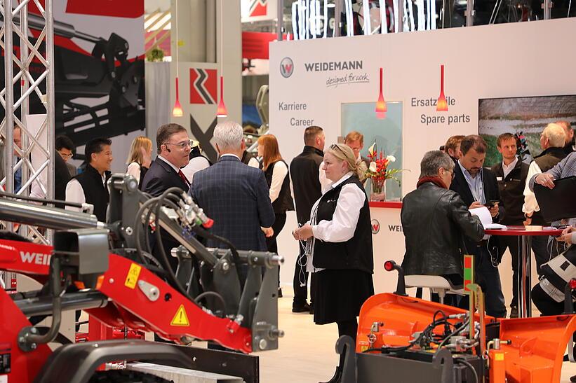 Weidemann Messestand Agritechnica 2023 mit Messebesuchern