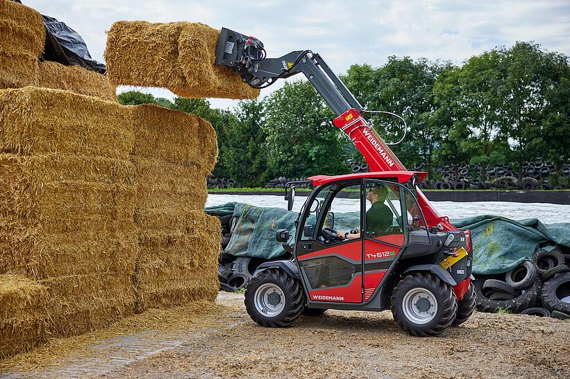 Weidemann Teleskoplader T4512e im Einsatz mit Ballenspieß