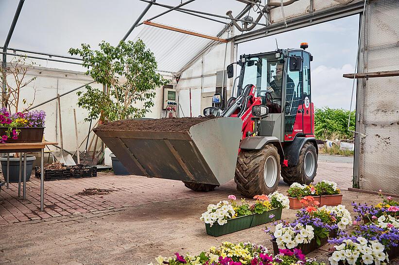 Weidemann Hoftrac 1190e mit Kabine im Einsatz mit Leichtgutschaufel