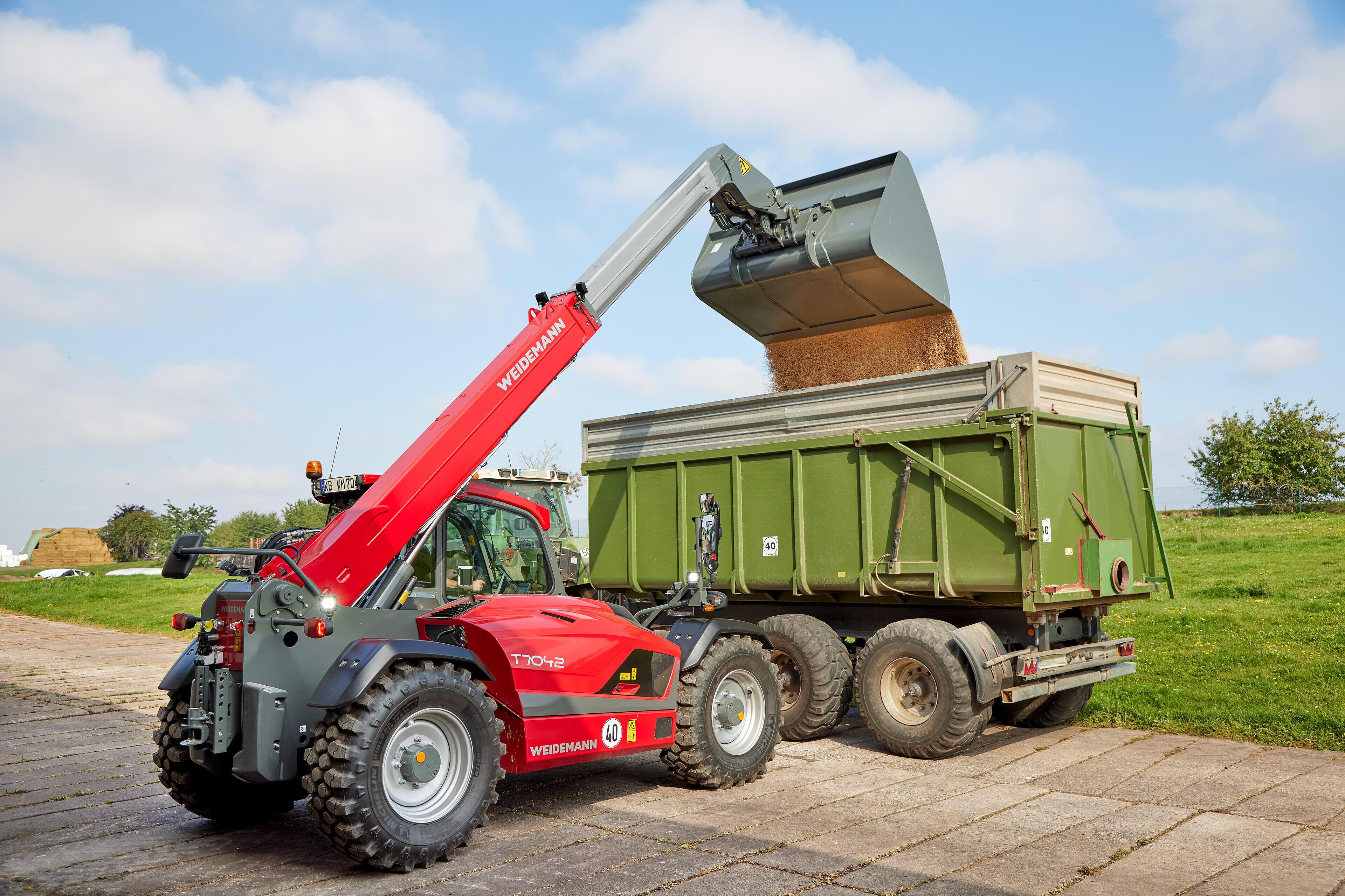 Weidemann Teleskolader T7042 im Einsatz mit Leichtgutschaufel