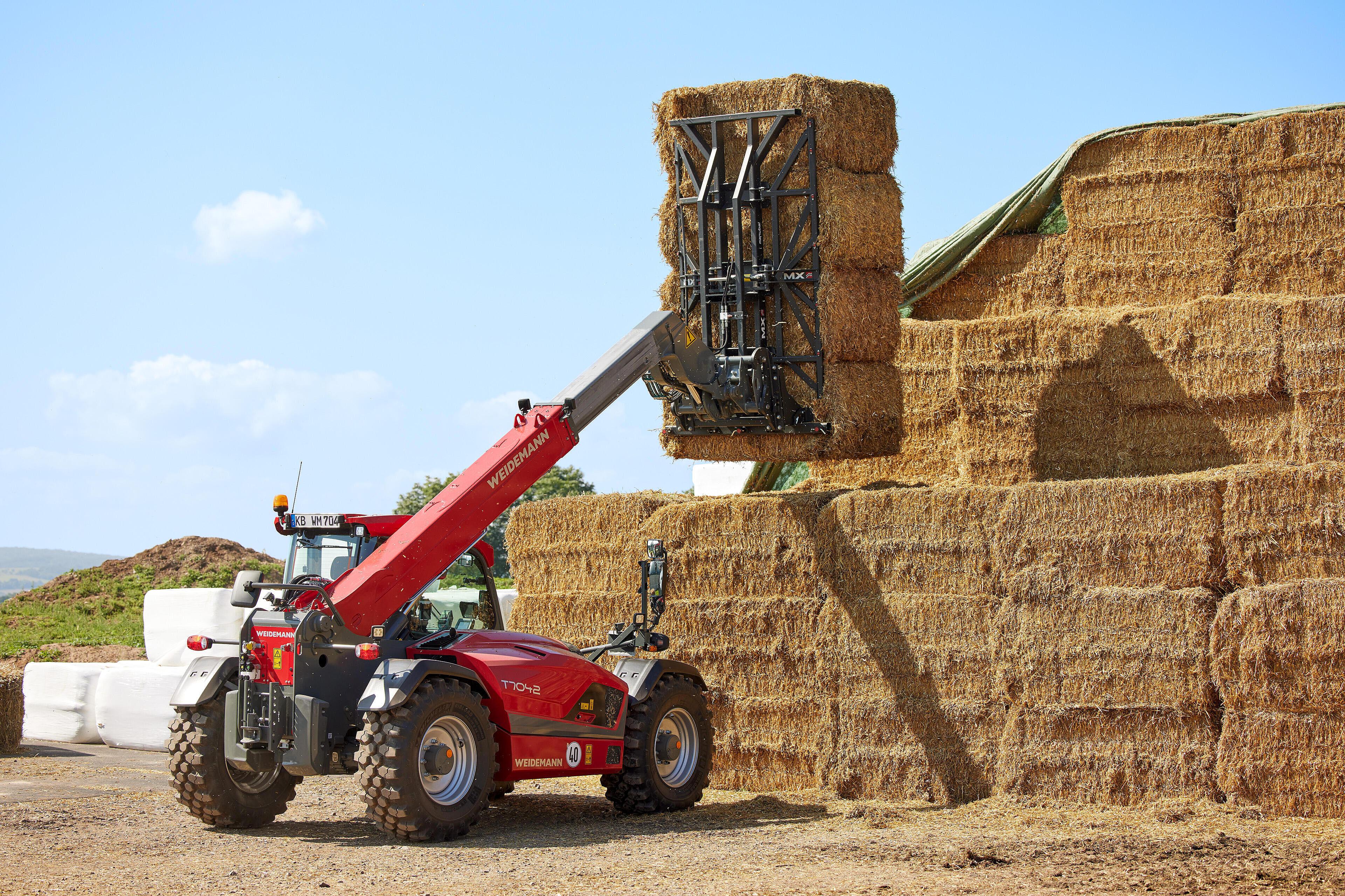 Weidemann Teleskoplader T7042 im Einsatz mit Ballengreifer