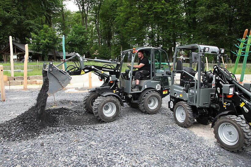 Weidemann Hoftrac 1280 mit Kabine und Erdschaufel im Einsatz