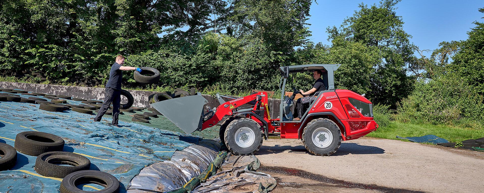 Weidemann wheel loader 2060 Overhead guard with light goods bucket, application