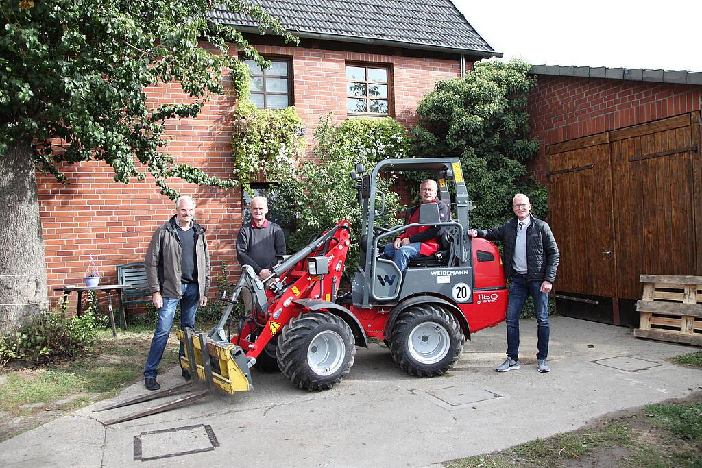 Gruppenbild, Personen mit Maschine