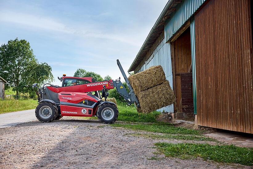 Weidemann Teleskoplader T6025 mit Ballenzange auf einem landwirtschaftlichen Betrieb im Einsatz