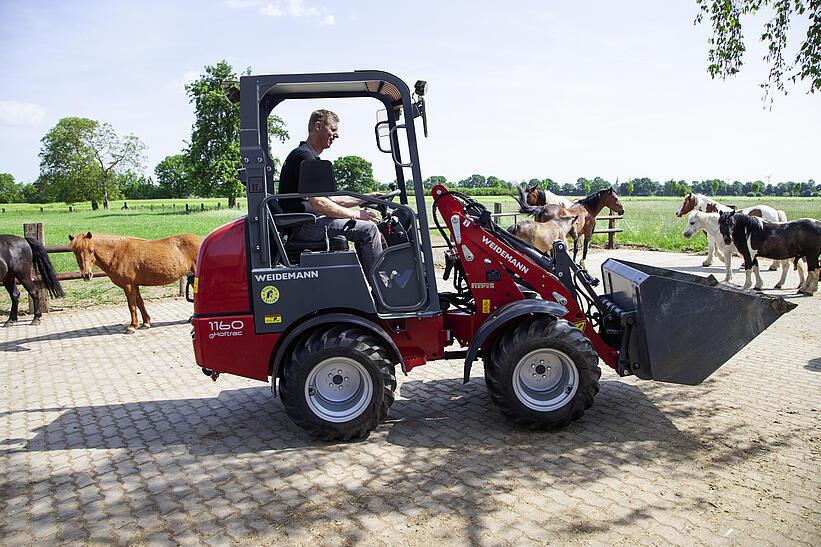 Weidemann Hoftrac 1160e mit Fahrerschutzdach und Leichtgutschaufel im Einsatz