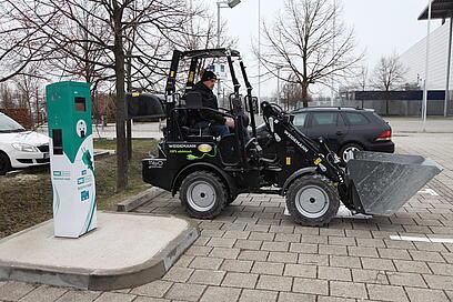 Weidemann 1160 eHoftrac an Ladesäule