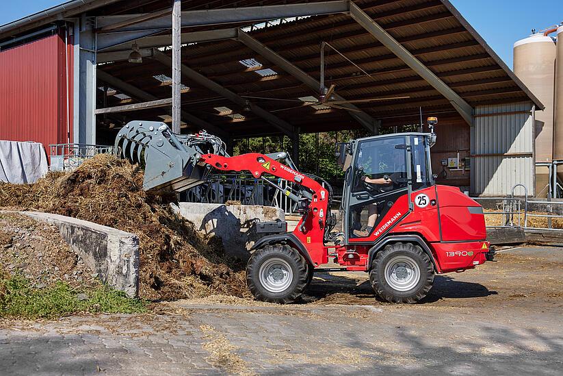 Weidemann Hoftrac 1390e with gripping bucket in action