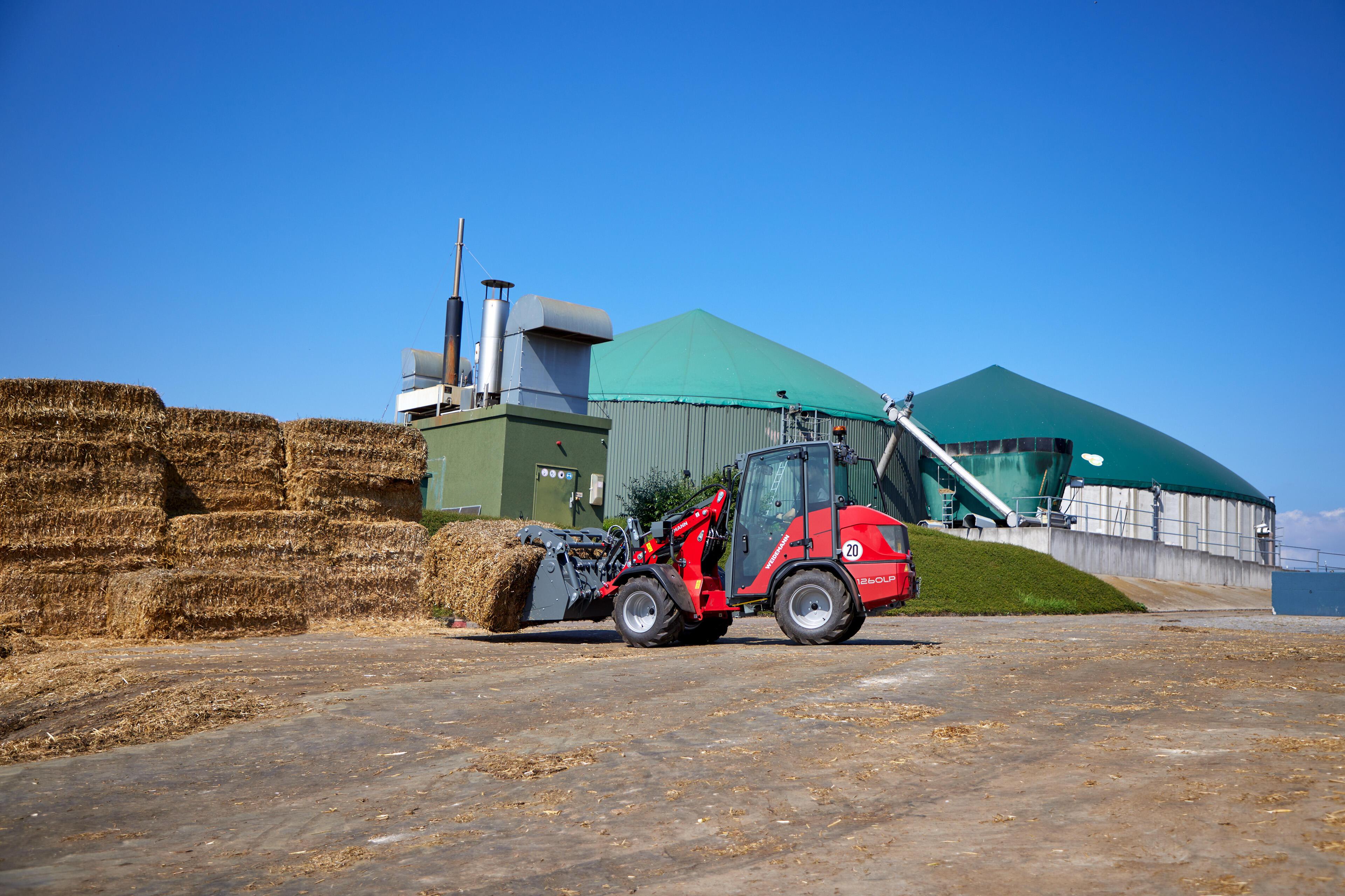 Weidemann Hoftrac 1260LP Kabine im Einsatz mit Greifschaufel