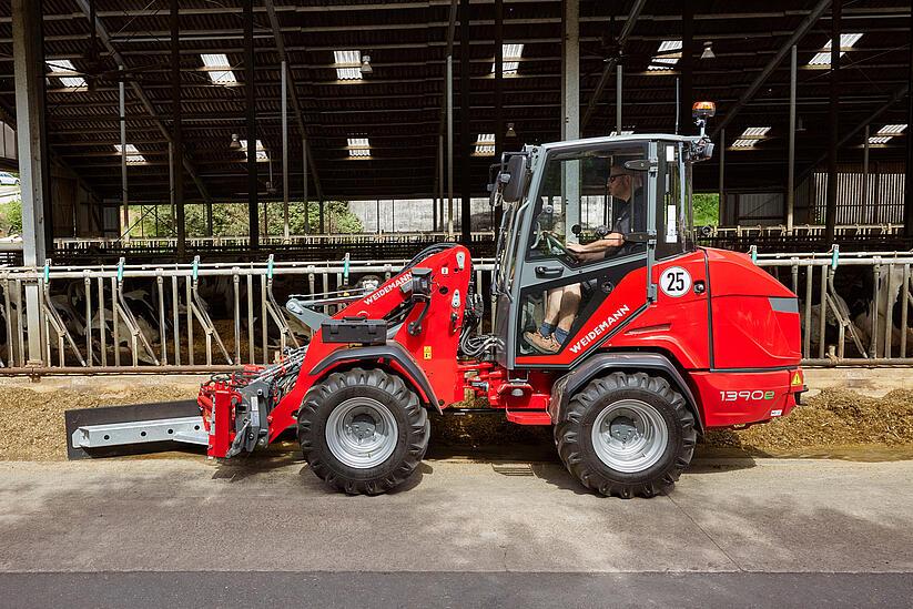 Weidemann Hoftrac 1390e with hydraulic feed sliding blade in application