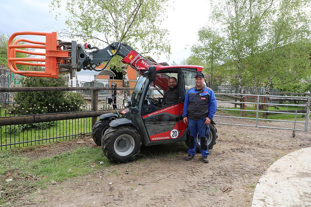 Weidemann Teleskoplader T4512e mit Rundballenzange im Einsatz