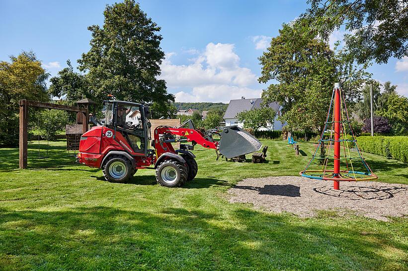 Weidemann Hoftrac 1390e mit Kabine im Einsatz mit Leichtgutschaufel