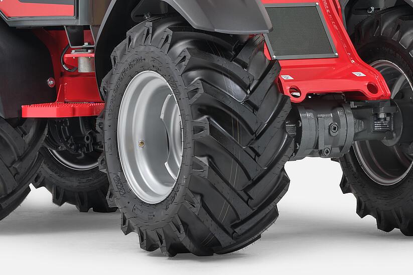 Weidemann Hoftrac 1390e tyres, studio