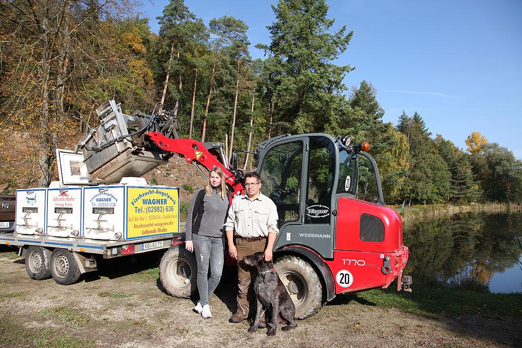 Gruppenbild, Personen mit Maschine